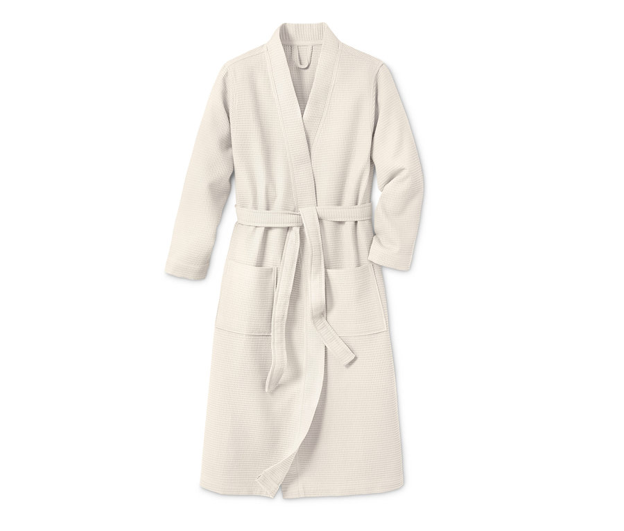 Egy krémszínű női fürdőköpeny.