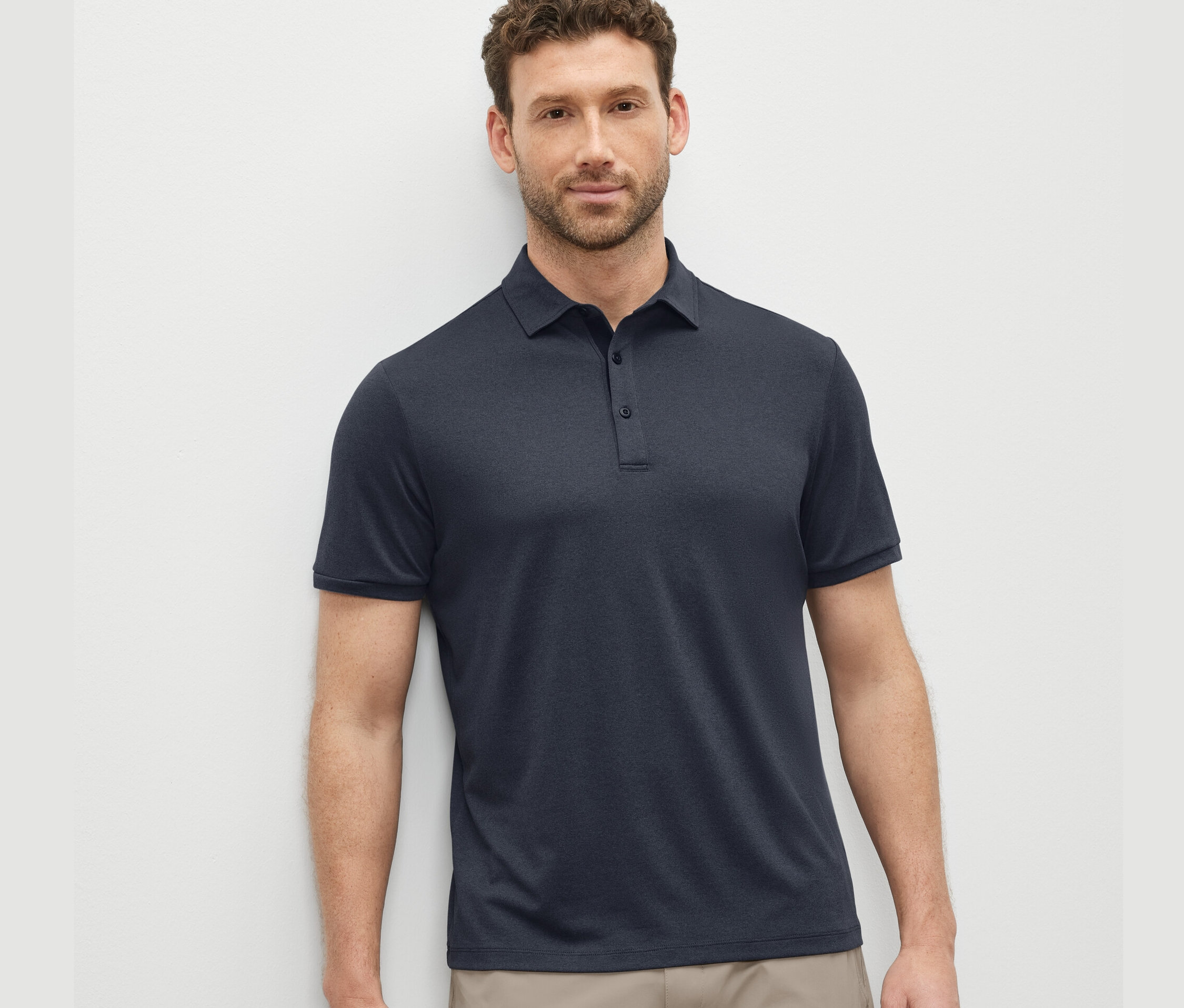 Férfi kék funkcionális pólóinget visel.