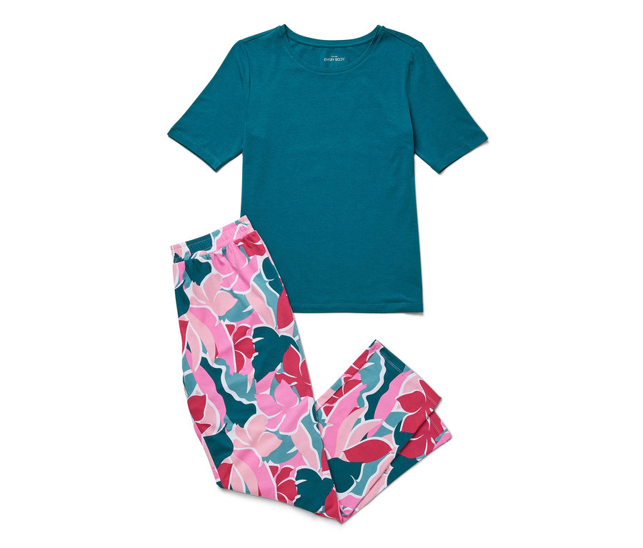 A képen egy pizsama szett látható, mely egy türkizkék pólóból és egy rózsaszín, fehér és türkiz virágmintás nadrágból áll.