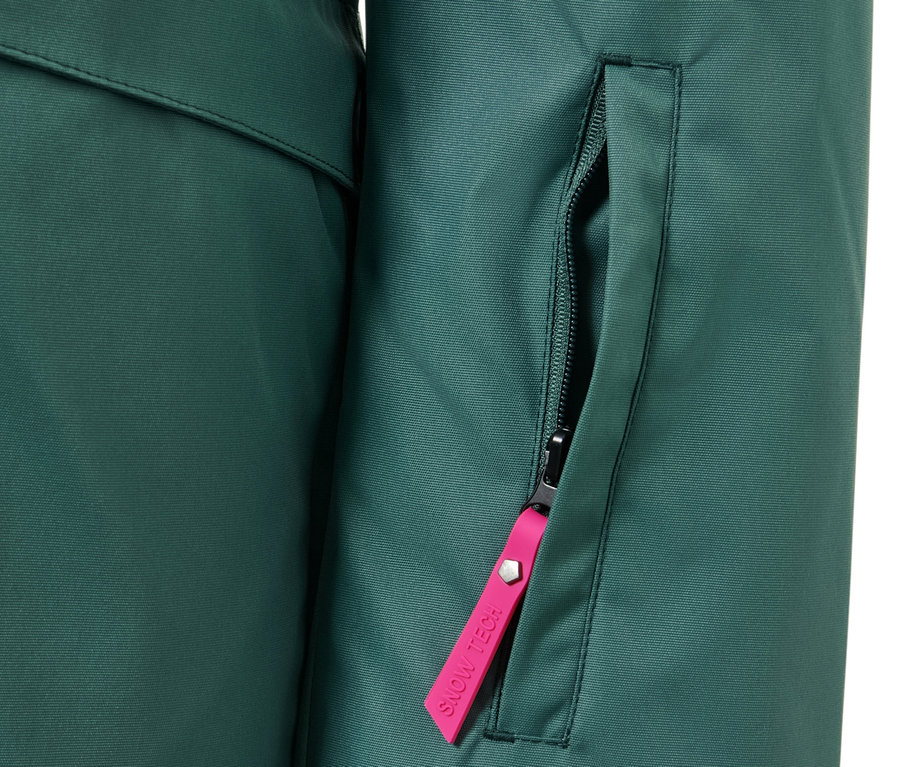 Egy sötétzöld női sí- és snowboard kabát részlete, zsebbel és cipzárral.