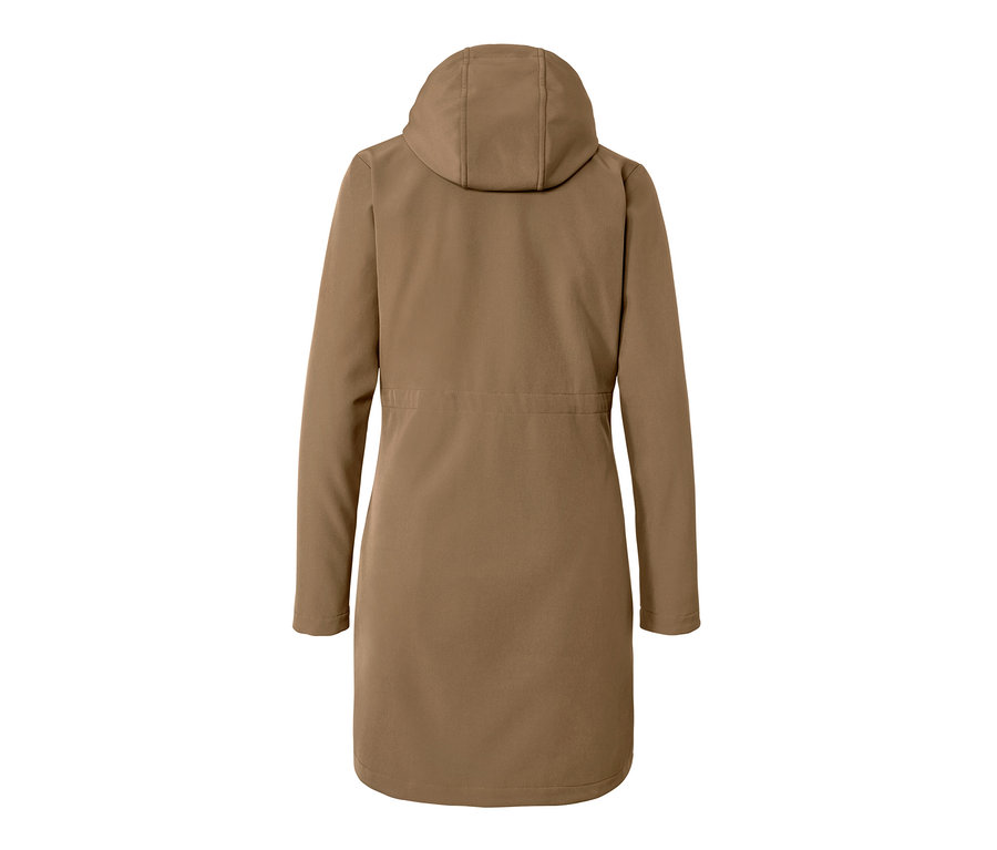 Hátulnézet egy nugát színű softshell kabátról kapucnival.