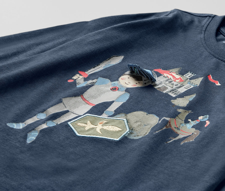 Egy sötétkék hosszú ujjú póló részlete, lovag és vár mintával. 2 hosszú ujjú gyerekfelső, lovagos.