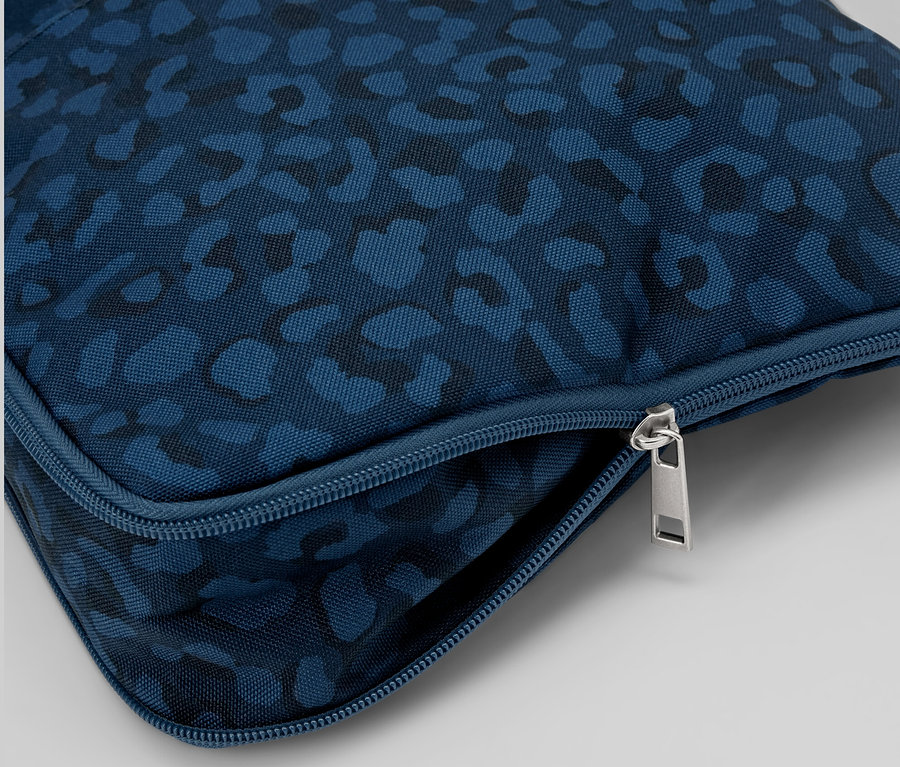 Kék, mintás biztonsági oldaltáska részletesen, ezüst cipzárral.