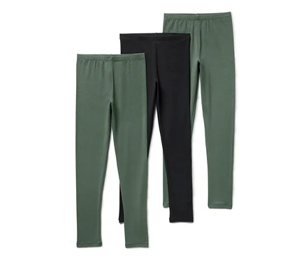 Három lány leggings, egy fekete és két zöld.