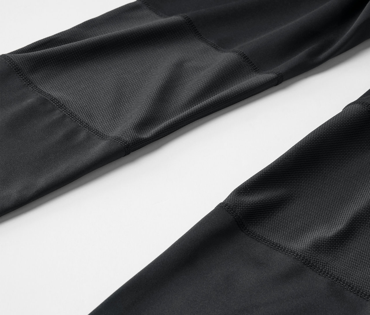 Egy fekete biciklis nadrág részletfotója.