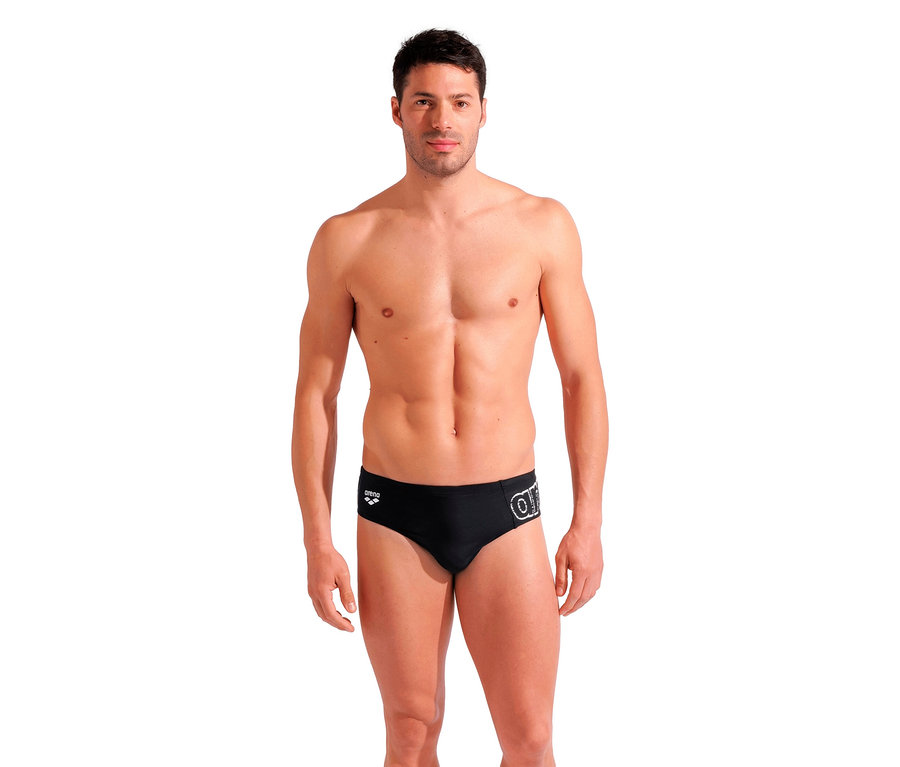 Férfi visel fekete arena Scratchy úszónadrágot.