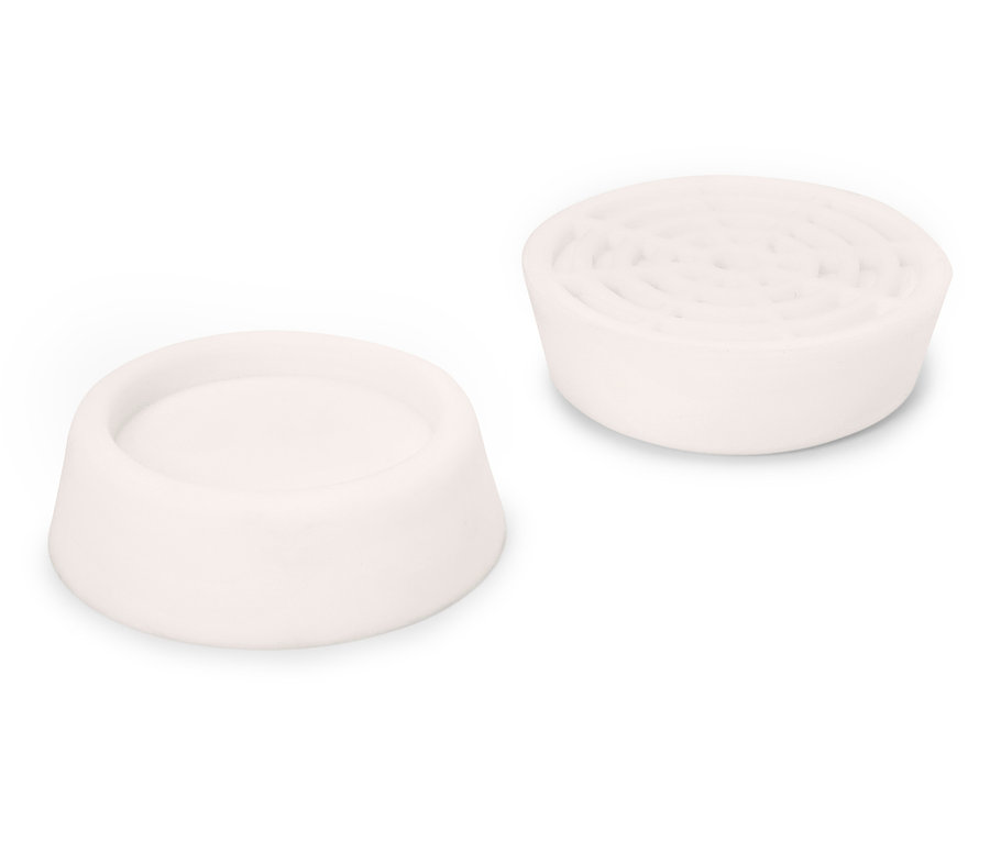 Két fehér tárgy fehér háttéren.