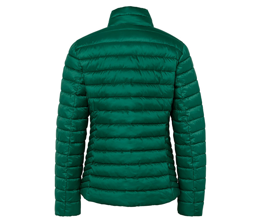 Egy zöld, steppelt kabát hátulnézete.