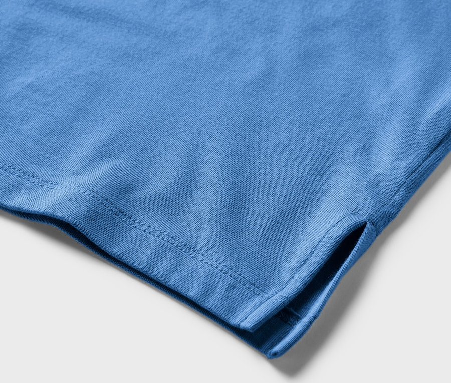 Egy világoskék hálóing részlete.