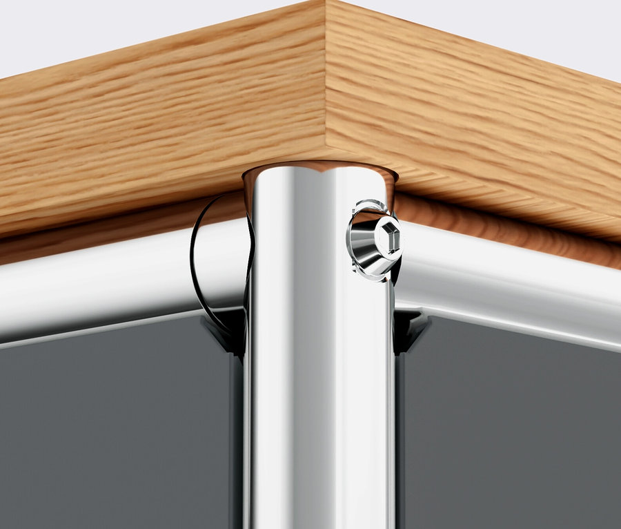 Közelkép a szürke »CN3« fém komód részletéről fa felső lappal, 1 lenyíló ajtóval és 4 fiókkal.