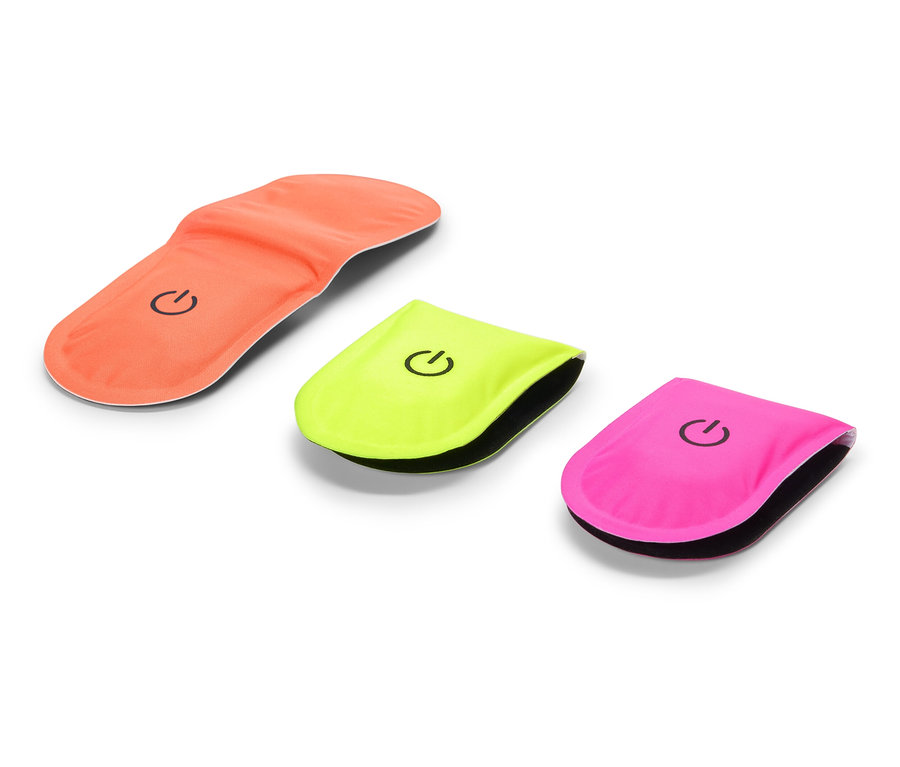 Narancssárga cipőbetét fekszik egy sárga és egy rózsaszín villogó mellett.