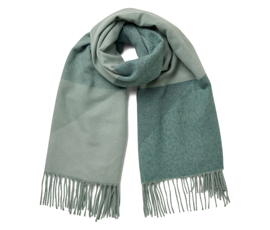 Egy zöld színű, geometriai mintázatú és rojtokkal ellátott sál.