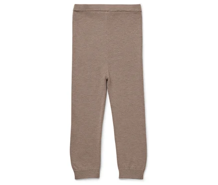 Bézs kötött leggings fehér háttérrel.