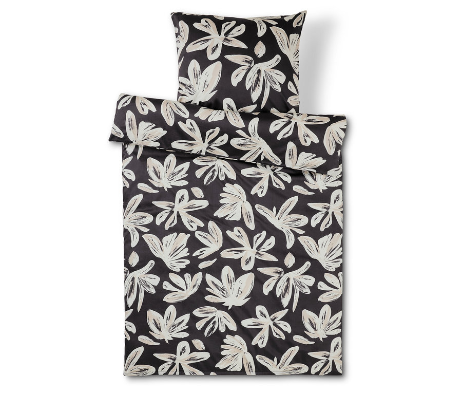 Fekete-fehér virágos ágynemű és párna.
