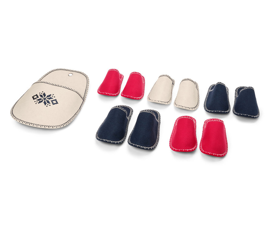 Hímzett kötőtű tok, mellette piros, krémszínű és kék kötőtűvédő készlet.