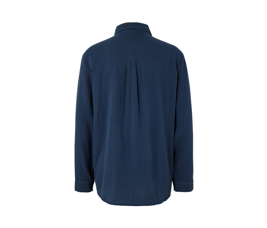 A tengerészkék muszlinblúz hátsó részletének képe.