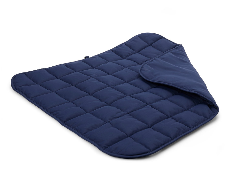 Egy steppelt, sötétkék takaró részletének képe fehér háttéren.