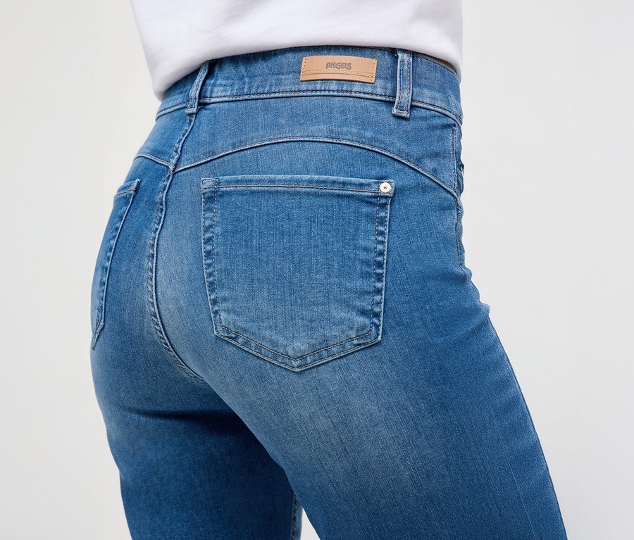 Egy nő részlete, aki Angels »Cici Push-Up« slim fit farmert visel.