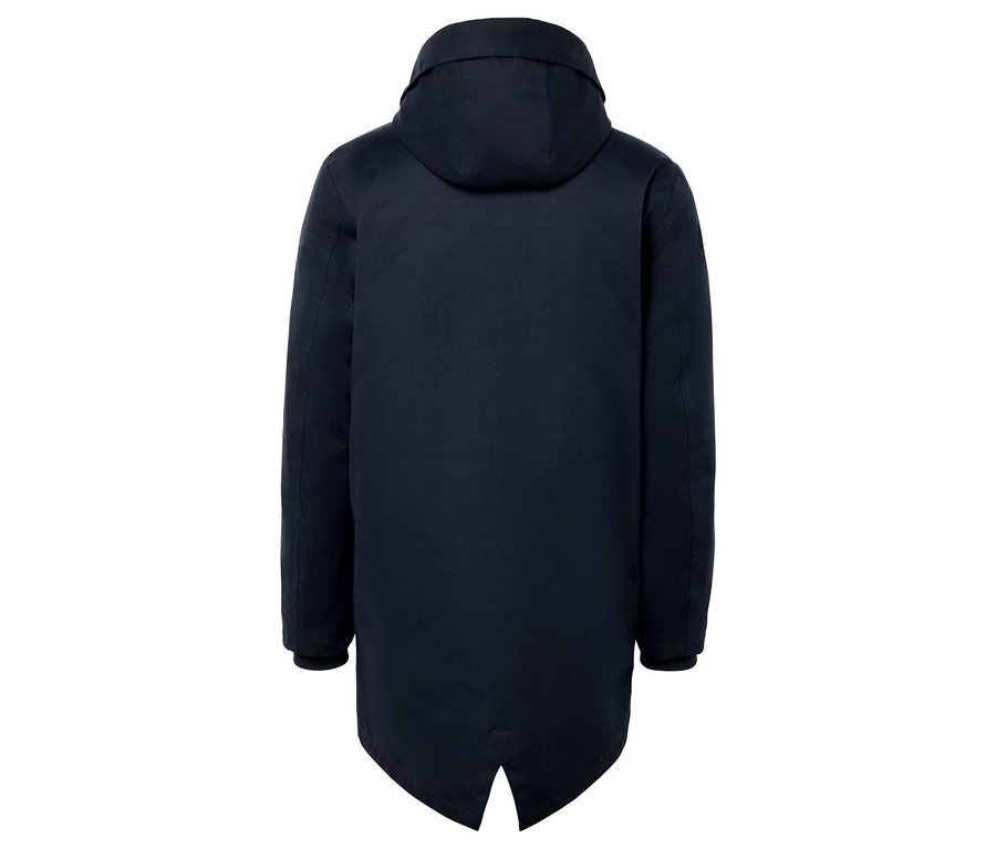 Hátulnézet egy sötétkék férfi kapucnis kabátról.
