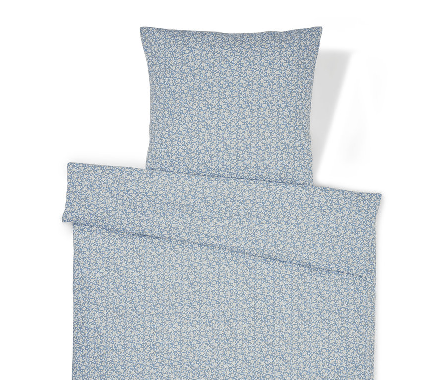 Ágynemű virágmintával és párnával.