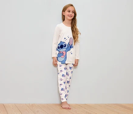 Lány visel egy fehér Stitch mintás pizsamát.