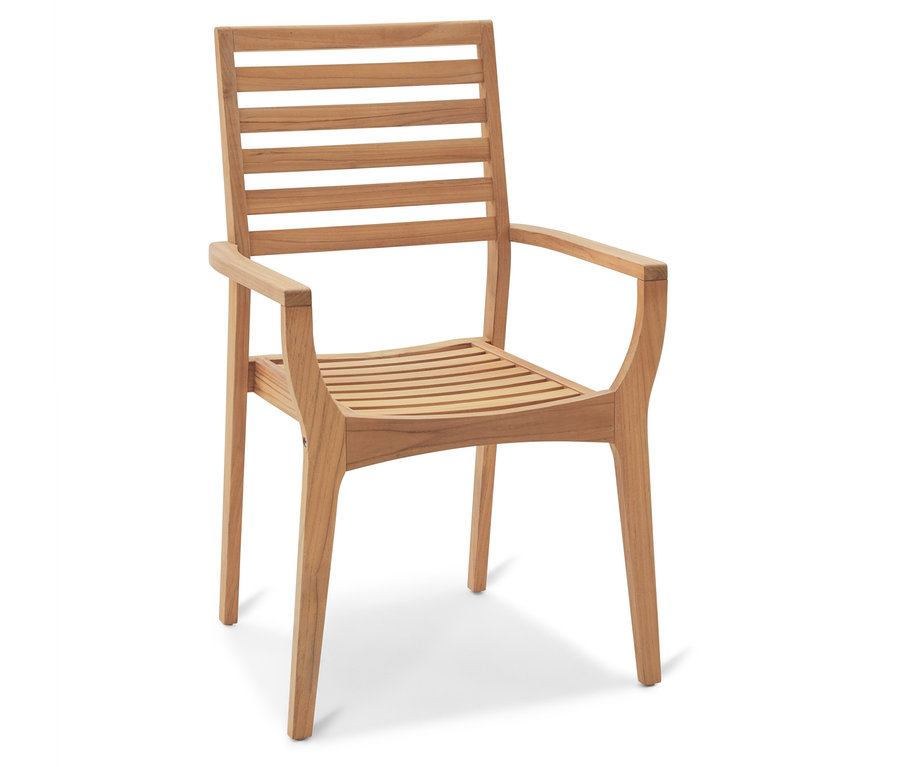 Egyetlen teakfa karosszék áll fehér háttér előtt.
