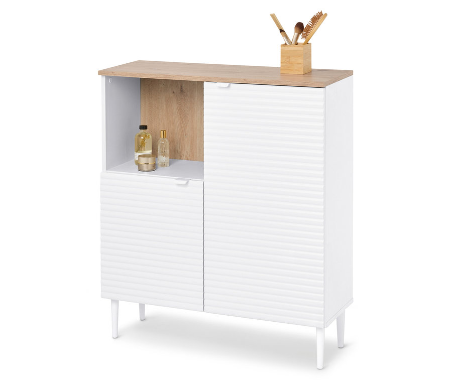 Fehér szekrény két ajtóval, egy polccal és világosbarna felső résszel, kozmetikumokkal és sminkecsetekkel.