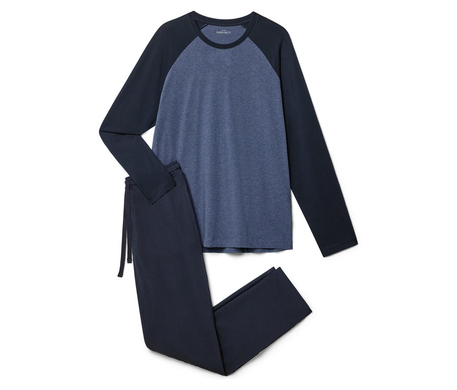 Kék, hosszú ujjú és hosszú nadrágos pizsama fehér háttérrel.