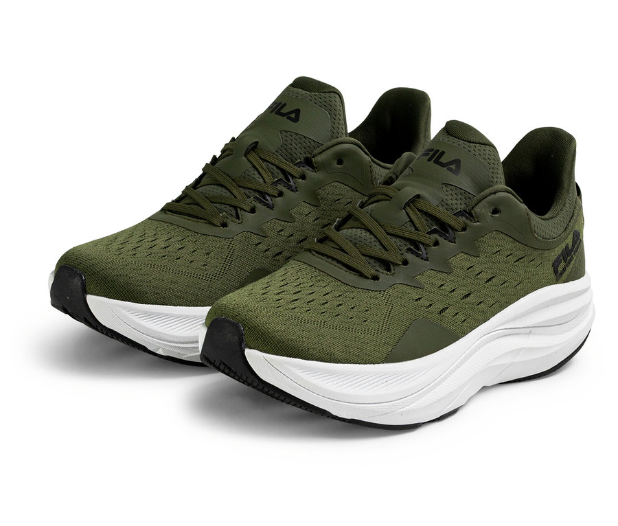 Egy pár szürkészöld-fehér FILA Retron férfi sportcipő áll fehér alapon.