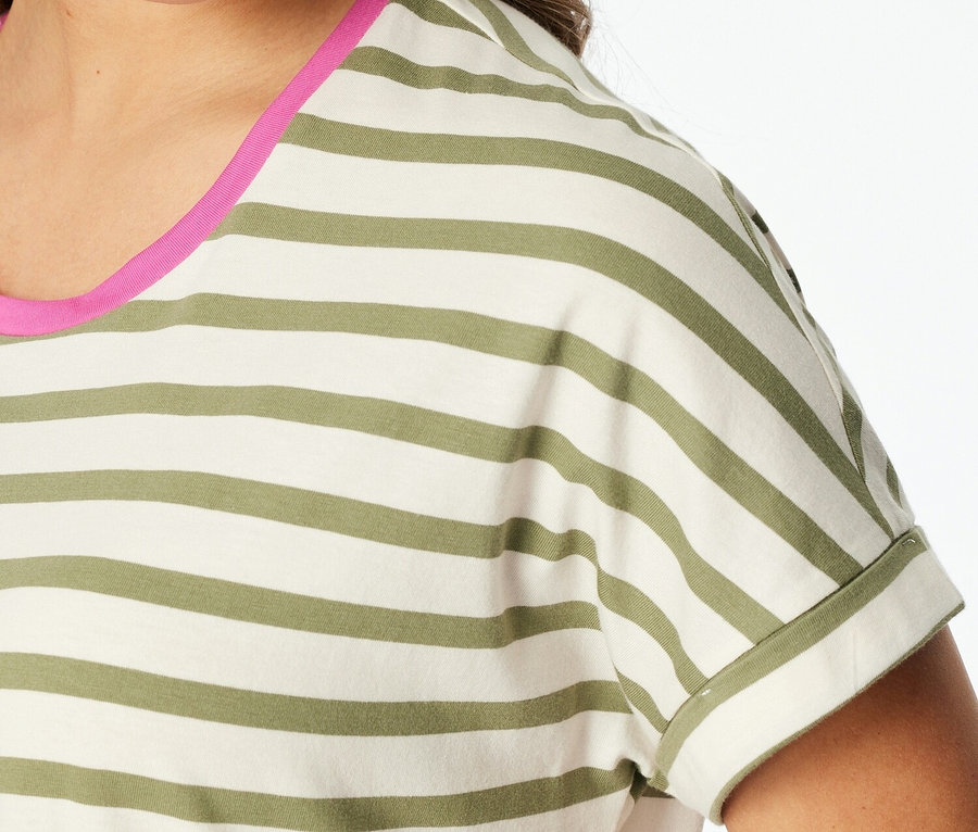 Egy nő közeli képe, aki rózsaszín részletekkel ellátott, csíkos pólót visel.