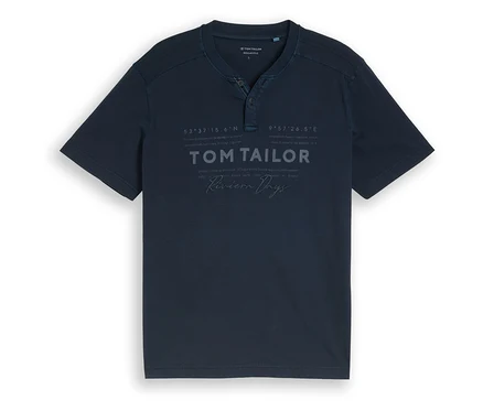 Sötétkék Tom Tailor Henley felső háromgombos gomboláspánttal és grafikus logó mintával a mellkason.