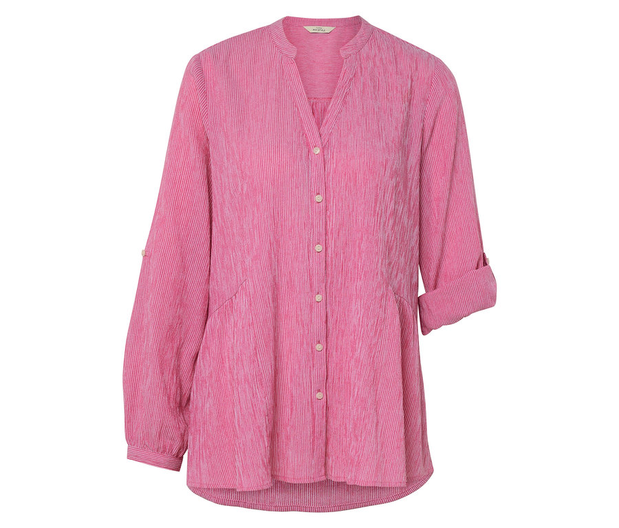 Egy rózsaszín, csíkos, hosszú ujjú blúz közeli képe.