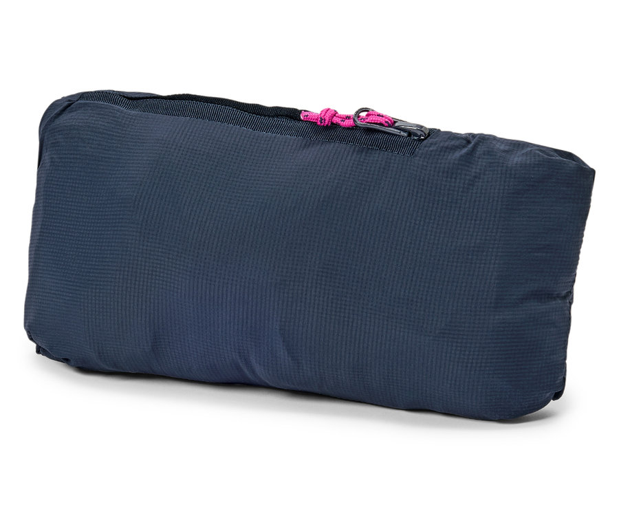 Összehajtott, tengerészkék, téglalap alakú táska rózsaszín cipzárral, fehér háttéren.