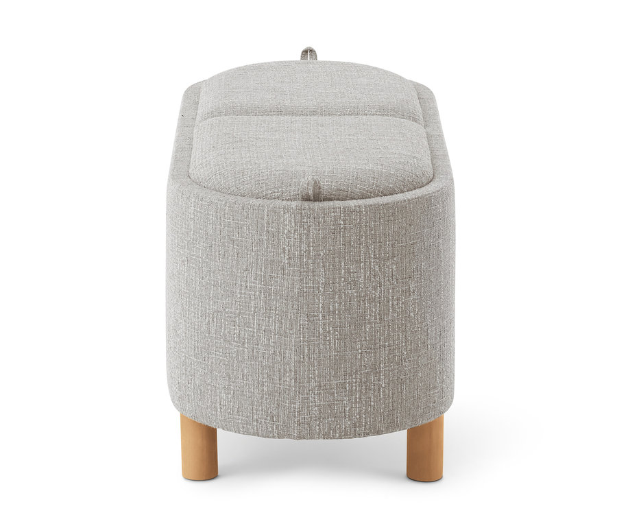 Világosszürke kárpitozott puff texturált anyagból, párnázott, ívelt fedéllel, kis fogantyúval és rövid fa lábakkal.