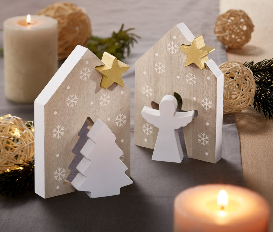 Két felállítható díszházacska szettben fából, csillaggal és karácsonyfával/angyallal, gyertyák és gömbök a háttérben.