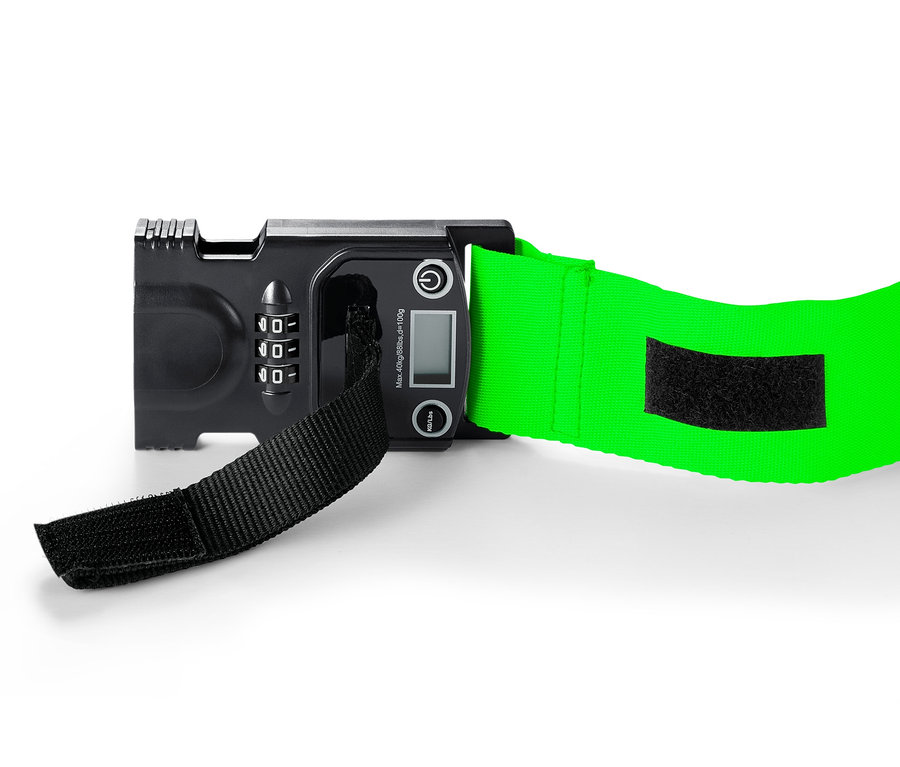 Egy 3 az 1-ben bőröndpánt részlete egy kombinációs zárral és egy digitális mérleggel.