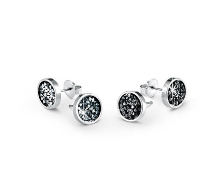 Két pár fülbevaló Swarovski® kristályokkal díszítve, fehér alapon.