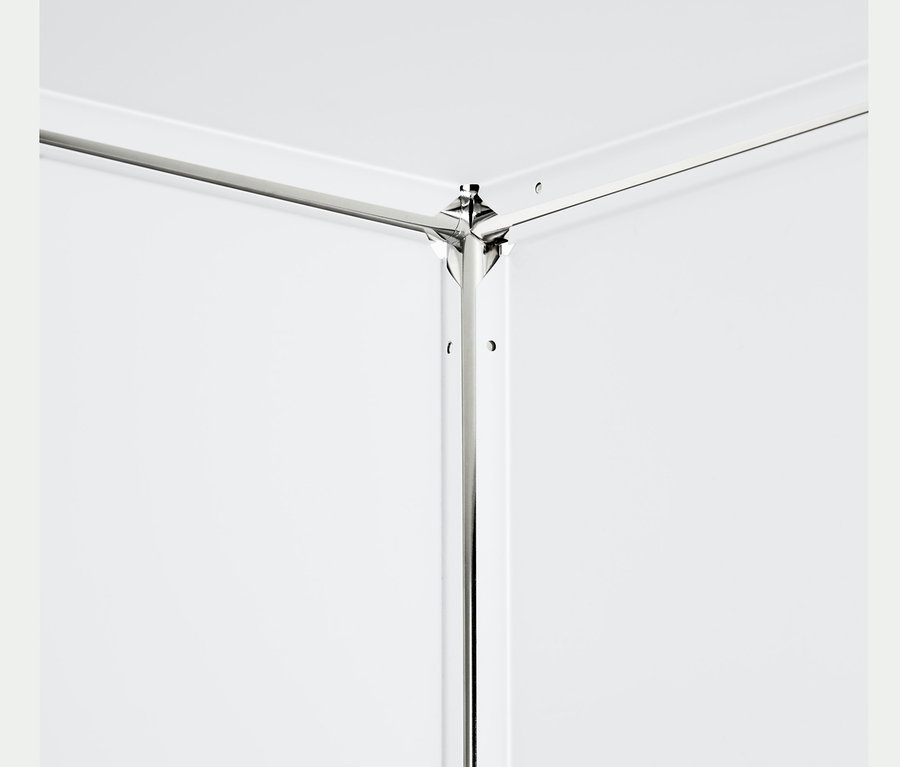 A fehér fémpolc részlete 2 lenyíló ajtóval.