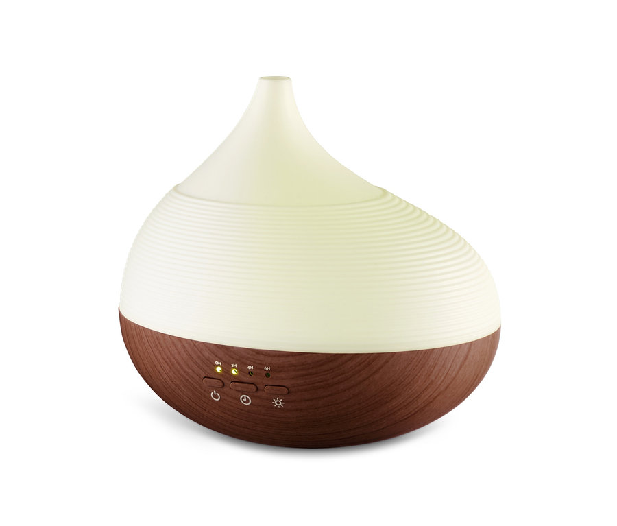 Aroma diffúzor wellness világítással fehér háttérrel.