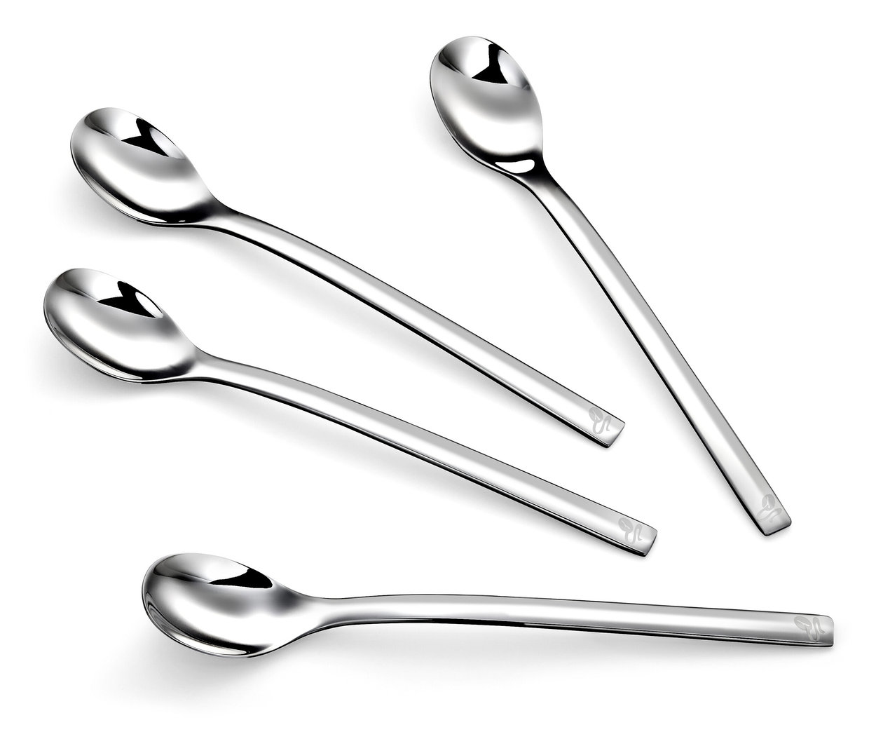 Négy latte macchiato kanál, 4 db-os készlet, átlósan fehér háttéren.