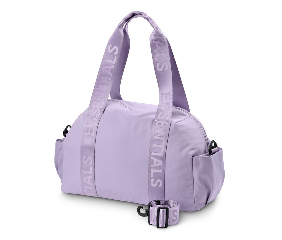 Lila sporttáska fekszik fehér háttéren.