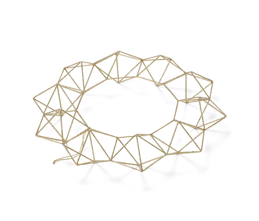 Arany színű fém díszkoszorú vékony drótokból, fehér háttéren.