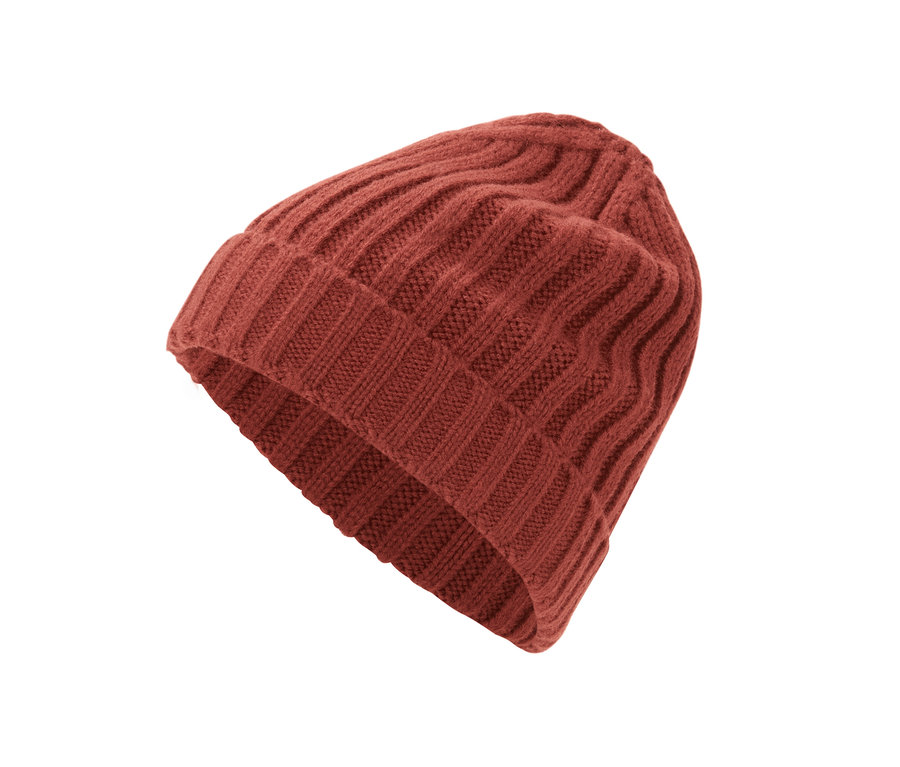 Egy narancssárga, melírozott férfi kötött sapka részlete.