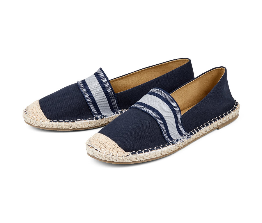 Két sötétkék espadrilles.