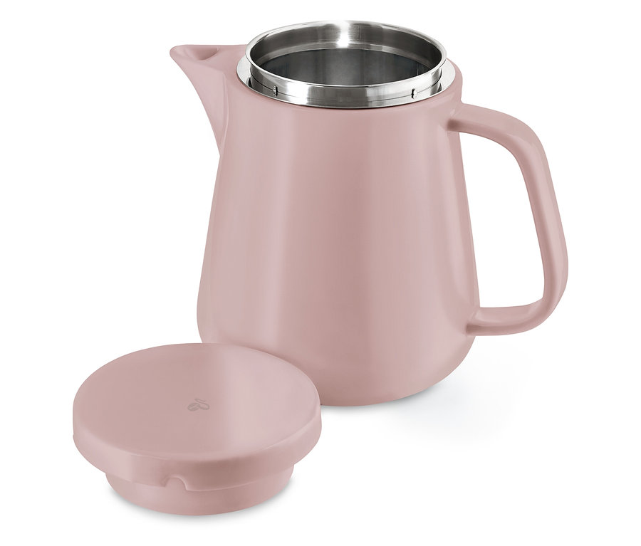 Egy rózsaszín kerámia kávéskanna részlete rozsdamentes acél szűrővel, a fedője mellette.
