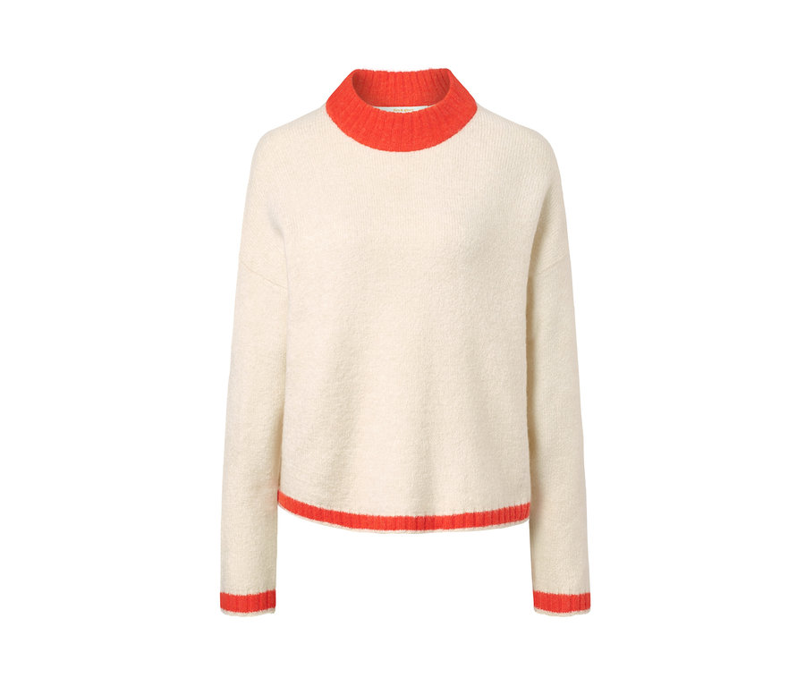 Fehér kötött pulóver.