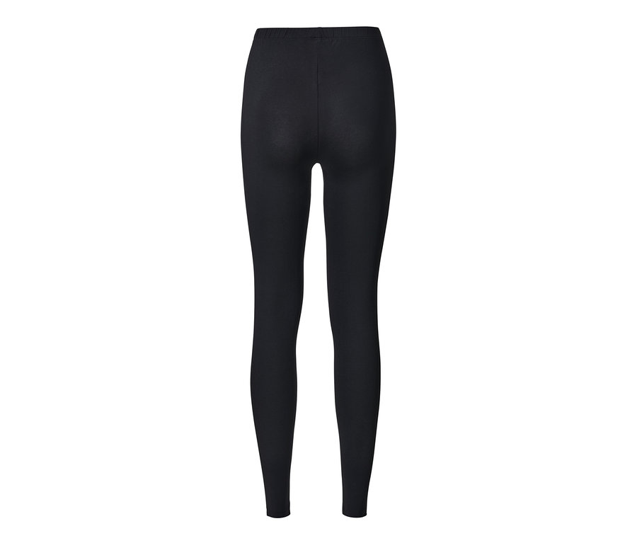 Fekete leggings hátulról.