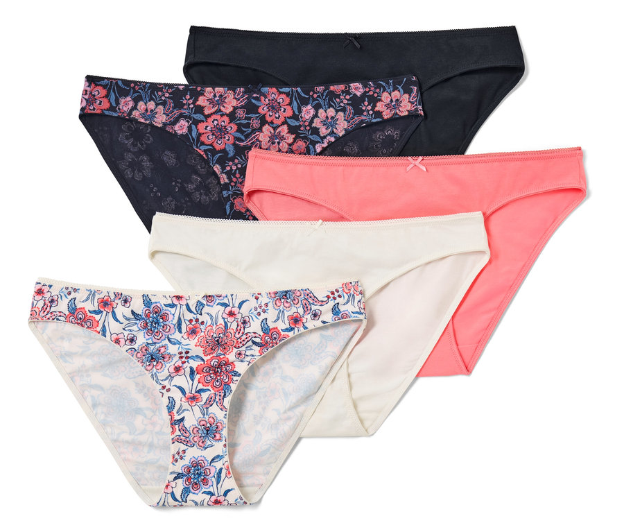 Öt különböző színű és mintázatú női alsó.
