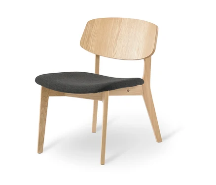 Lounge szék szürke kárpitozott ülőfelülettel és világos fa háttámlával.