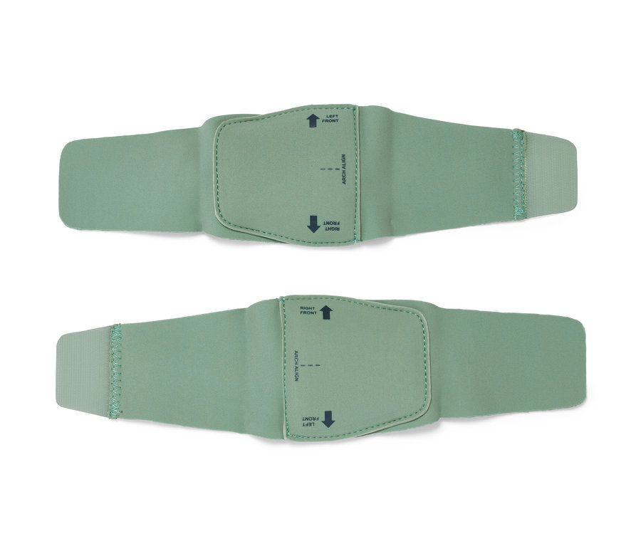 Két mentazöld lábmasszírozó pánt.